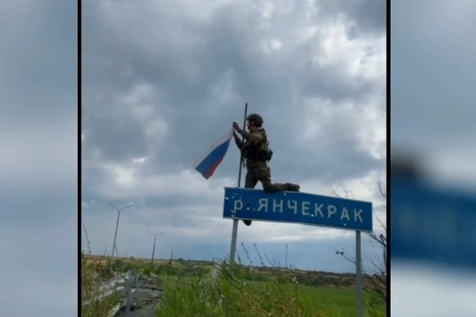 Над рекой Янчекрак поднимается российский флаг. Фото: Народный фронт Запорожской области