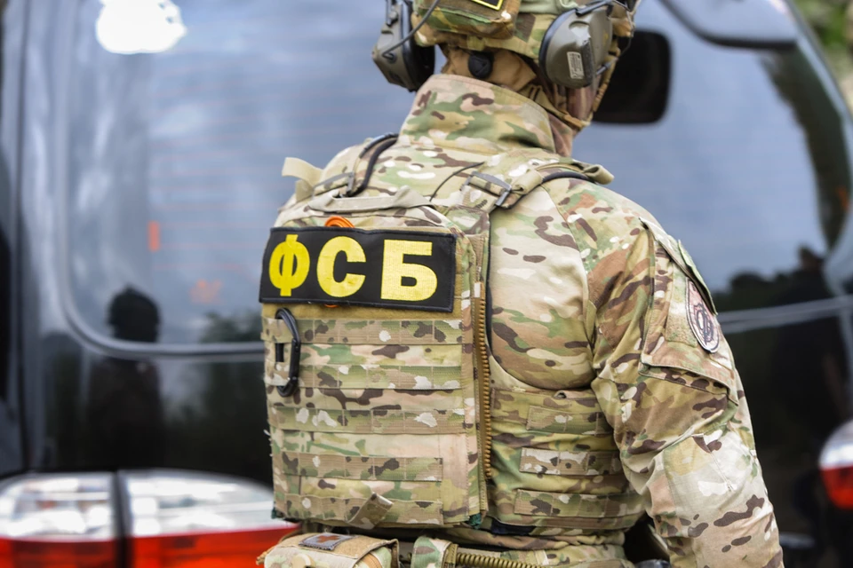 По данным ФСБ, задержанный также занимался сбором и передачей противнику информации о военнослужащих Воздушно-космических сил России