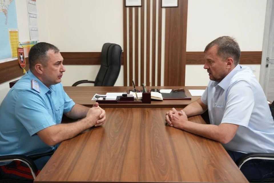 Глава региона обсудил меры безопасности с руководителем МЧС накануне Дня знаний. Фото: тг-канал Евгения Балицкого