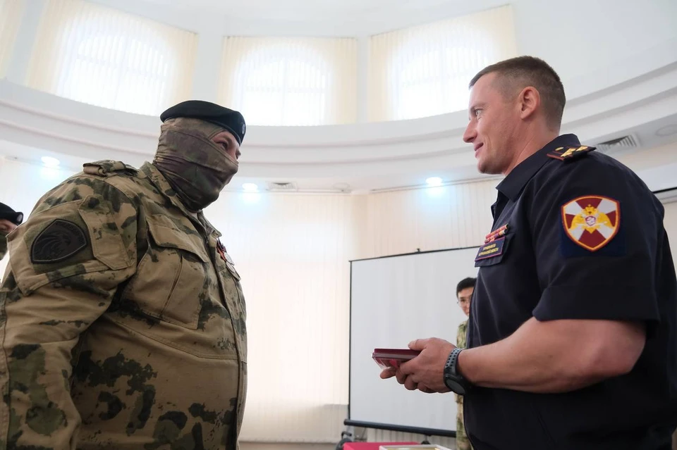 Офицер поблагодарил бойцов за выполнение большой и серьёзной работы