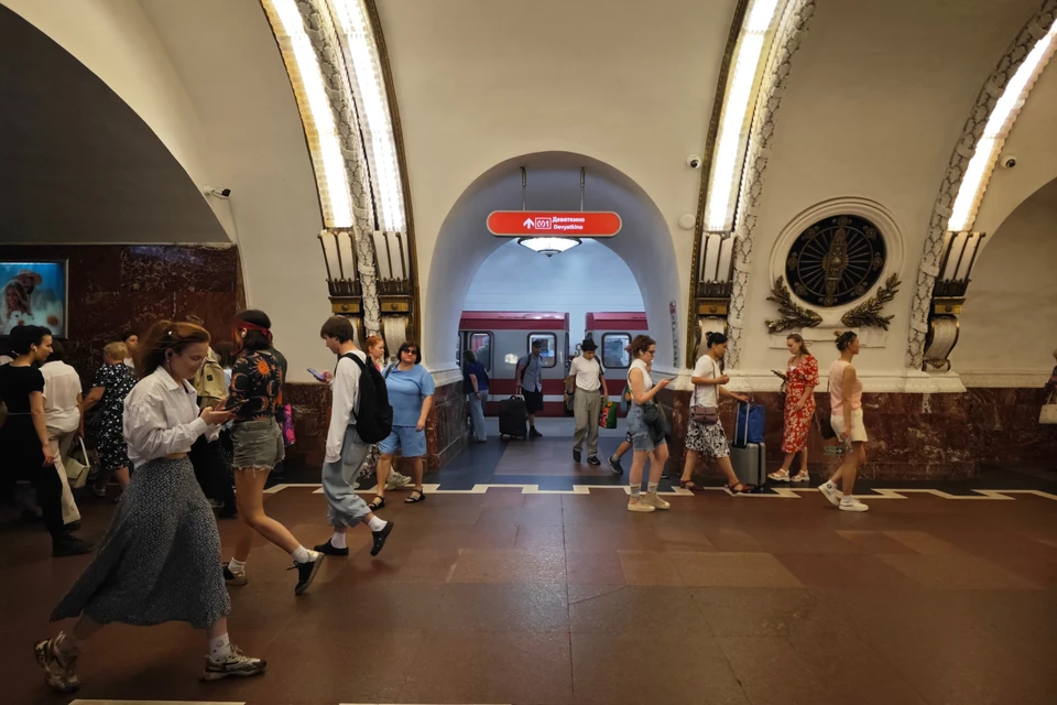 Подземный переход и вход в вестибюль работают.
