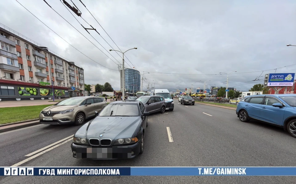 В Минске на проспекте Дзержинского столкнулись три автомобиля. Фото: телеграм-канал УГАИ ГУВД Мингорисполкома