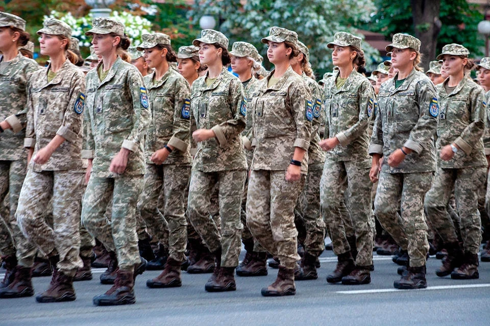 Комбат ВСУ Береза призвал мобилизовать 18-летних украинцев и девушек. Фото: Shutterstock