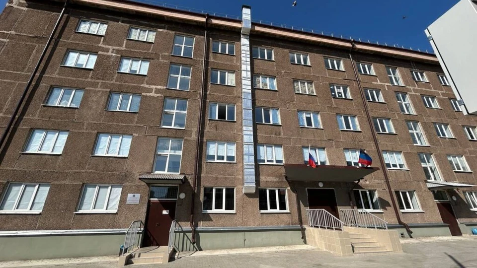 Один из корпусов техникума отраслевых технологий в Мариуполе уже восстановлен, сейчас строители работают над преображением второго. Фото: Правительство ДНР