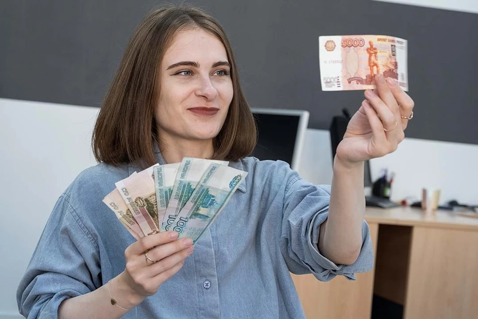 За первые шесть месяцев горожане стали получать около 115,8 тысячи рублей.