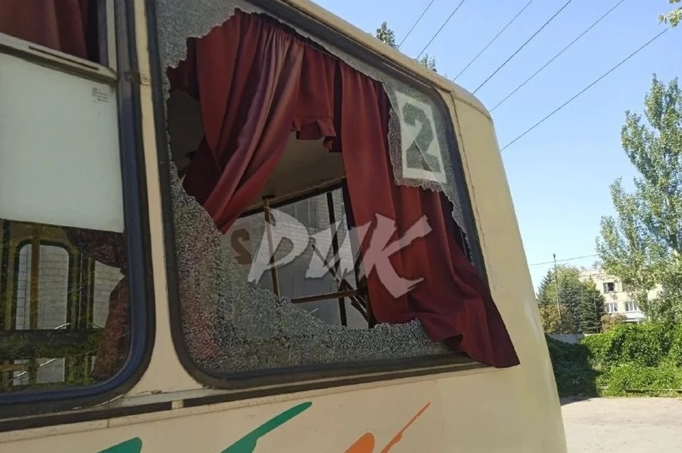 В результате атаки БПЛА ВСУ около остановки «Химик» в Горловке осколками поврежден автобус маршрута № 2. Фото: ТГ/Приходько