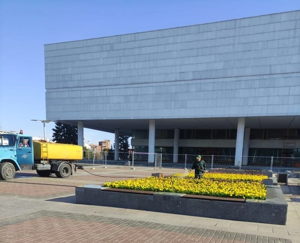 Ульяновские озеленители завершают летний сезон заботой о городских растениях. ФОТО: Центр по благоустройству и озеленению Ульяновска
