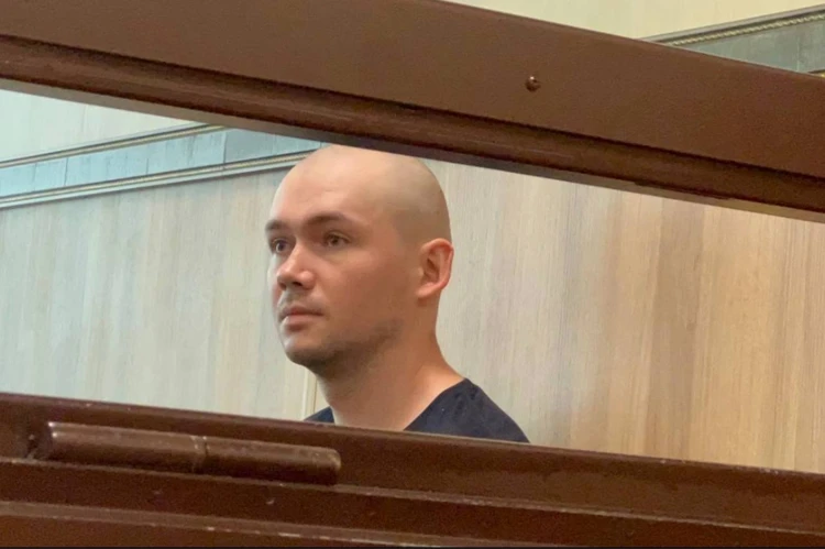 Грабитель по кличке «фантомас» обчистил банк, но скрыться не сумел – его поймал полицейский, который был в отпуске