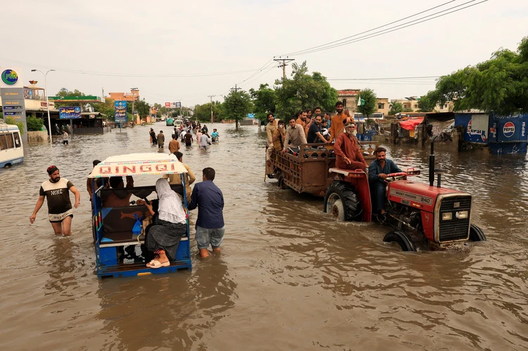 Пакистан под водой: страна столкнулась с разрушительным наводнением