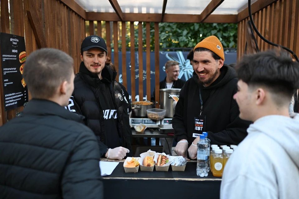 Хоккеисты общаются с болельщиками, которые пришли на на Traktor Fest.