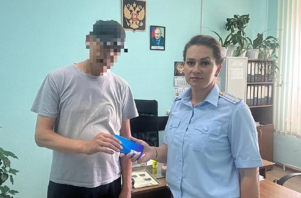 В Минусинске женщина сдала телефон знакомого в ломбард. Фото: краевое МВД