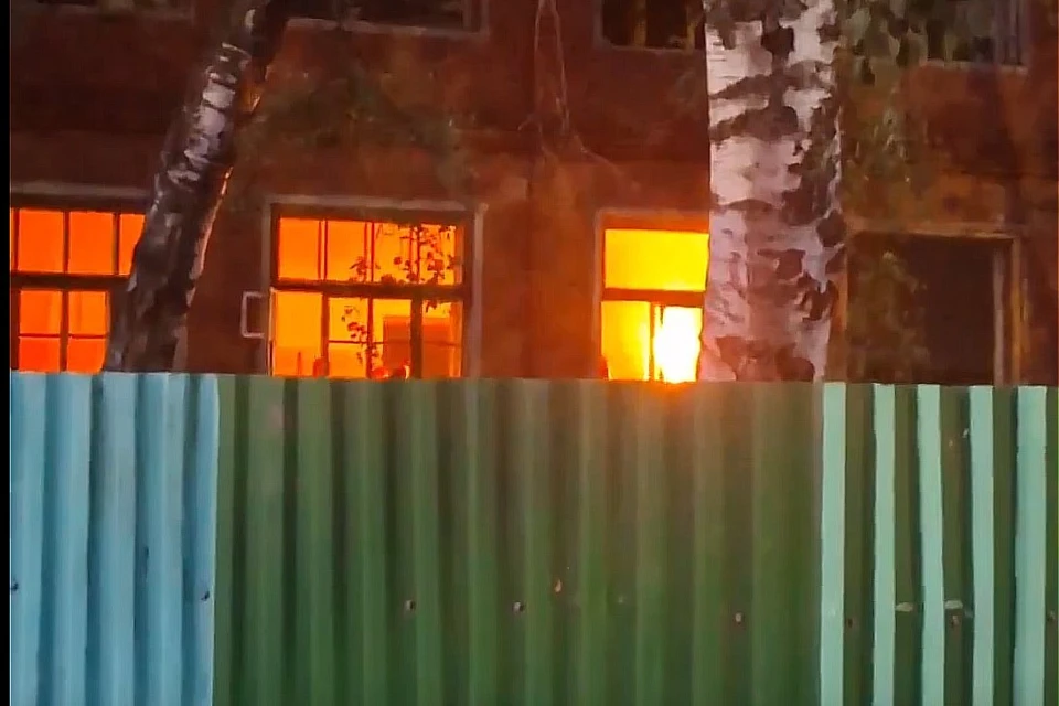 В заброшенной школе №28 заметили возгорание. Фото: паблик «Подслушано Рязань»