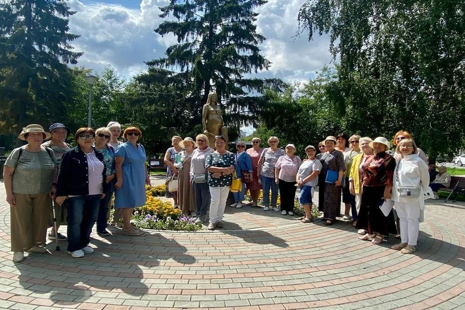 В Тюмени гиды в образах Даудель и Френкеля проводят экскурсии по Аптекарскому саду