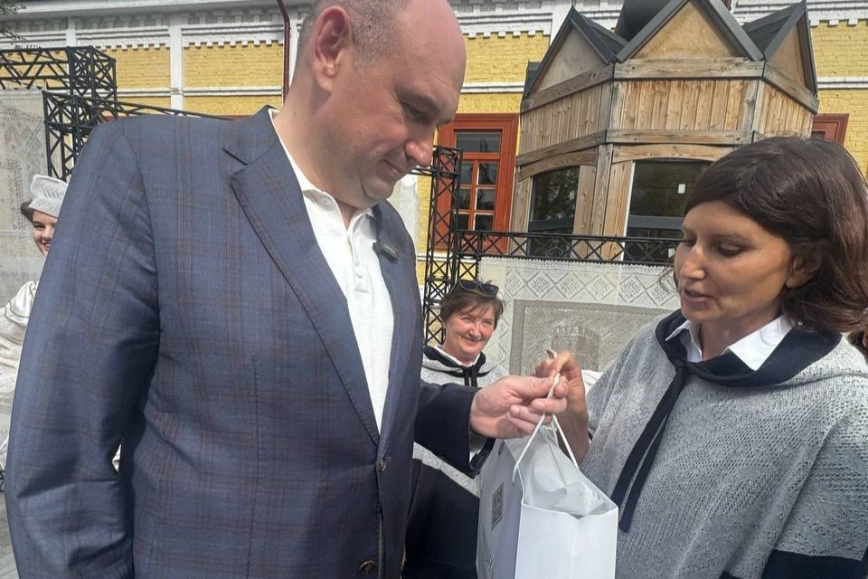 Почетные гости выставки познакомились с директором Еленой Курлаевой и с коллективом Фабрики, получили от них теплые подарки и были приглашены на производство.
