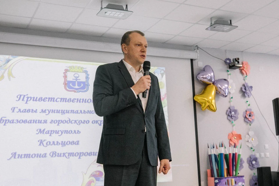 Глава Мариуполя поздравил учащихся школы №59 с Днем знаний. Фото: ТГ/Кольцов