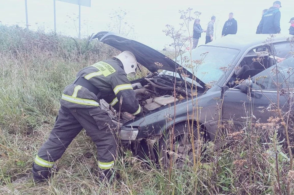 В Красноярском крае спасатели вырезали из автомобиля погибшего в ДТП мужчину. ФОто: КГКУ «Противопожарная охрана Красноярского края»