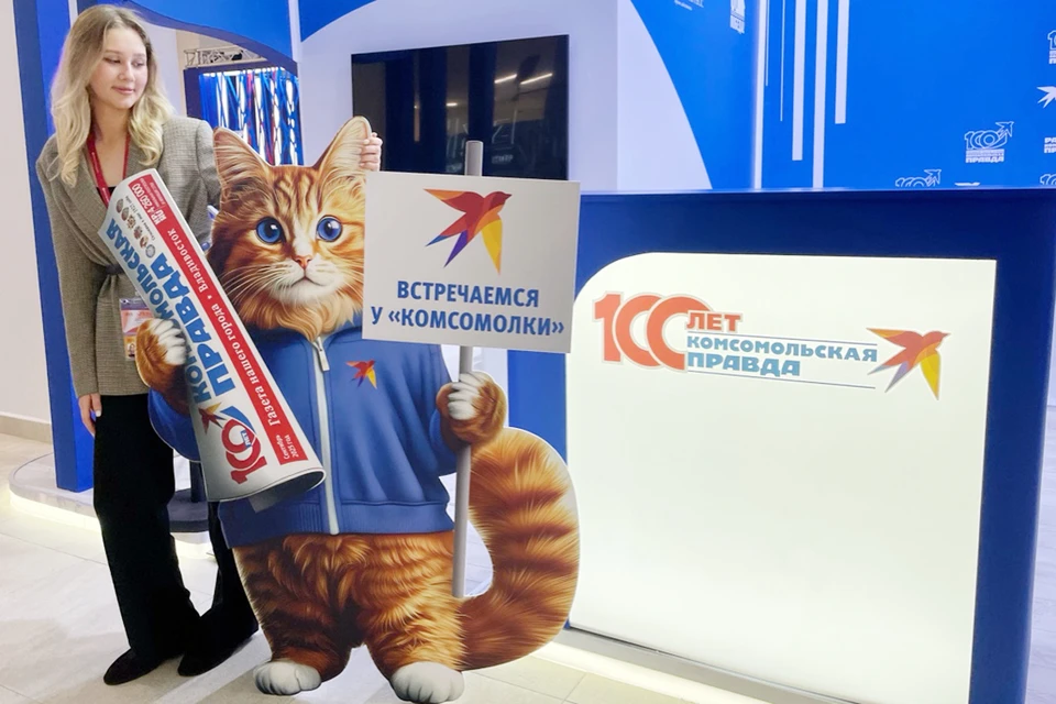 Все пытаются перещеголять друг друга, заинтересовать, заманить побольше гостей: кто необычным дизайном, кто умным да симпатичным роботом, а кто - рыжим красавцем-котом с самой популярной газетой страны в лапах