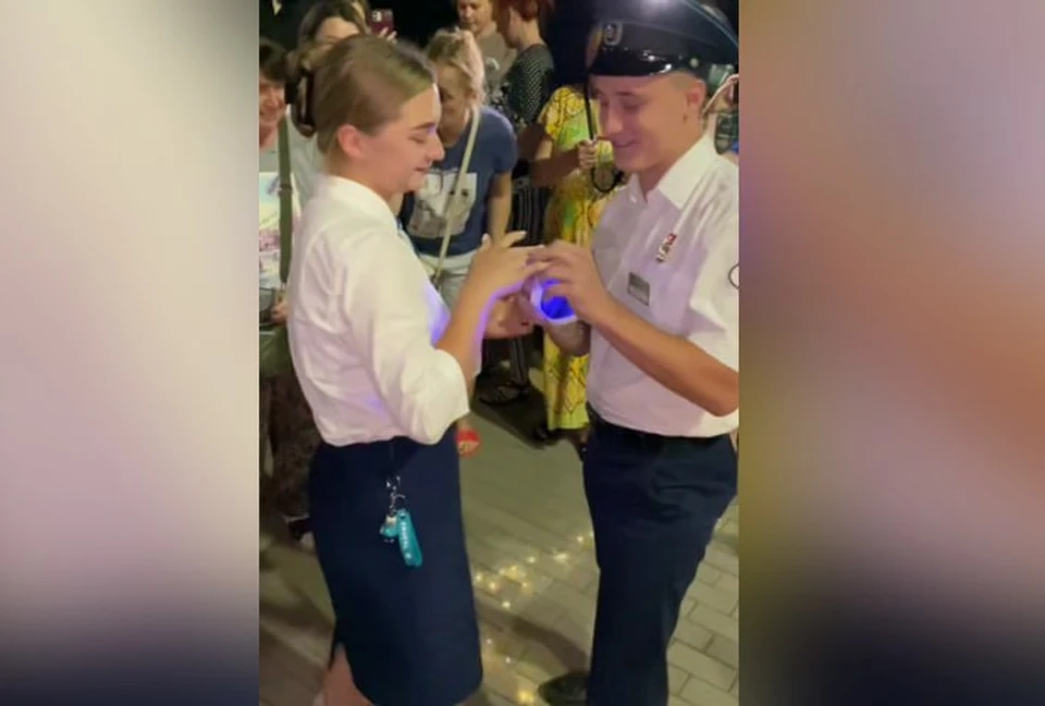 На перроне под Таманью произошло трогательное предложение руки и сердца. Кадр из видео Варвары Сотниковой, пассажирки поезда «Таврия»