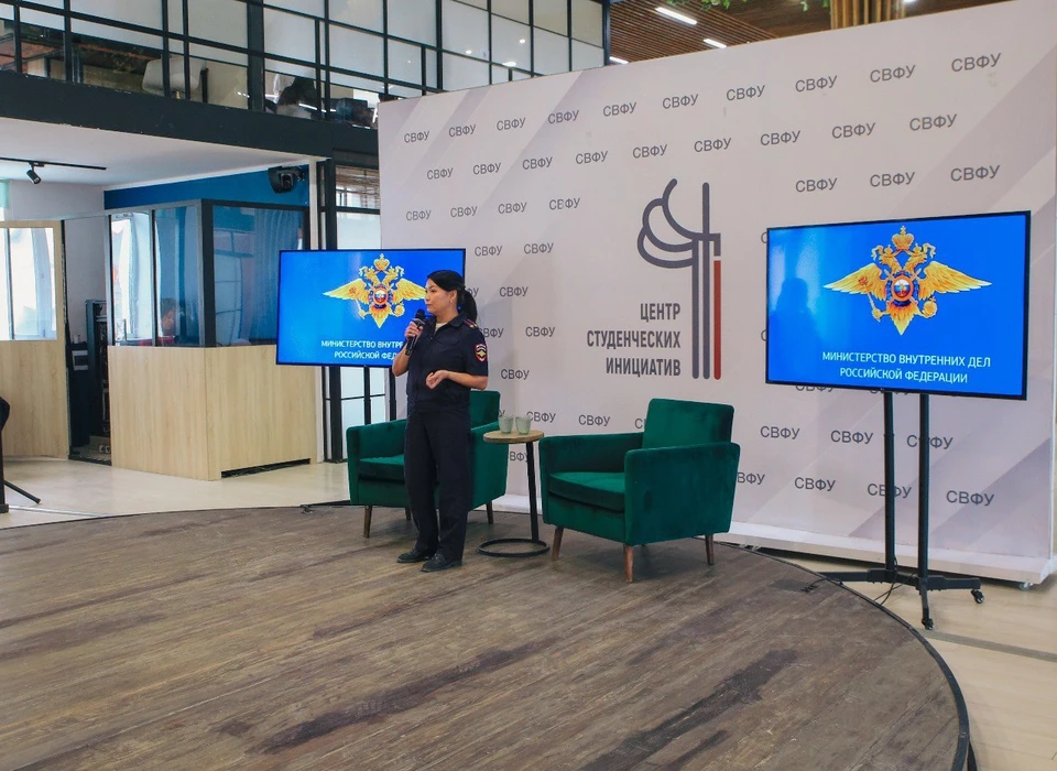 В Якутске миграционная служба провела лекцию для иностранных студентов Фото: Официальный канал МВД по Республике Саха (Якутия)