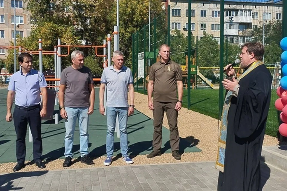 В Ждановке ДНР открыли новую спортивную площадку и футбольное поле. Фото: ТГ/Шатов