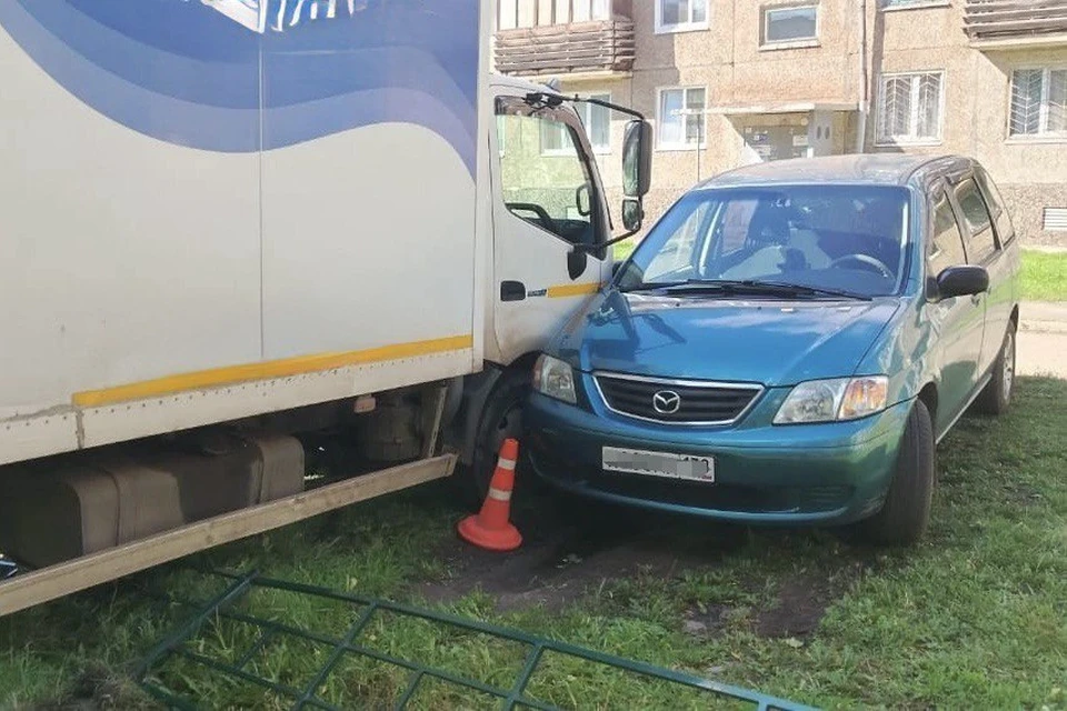 Грузовик сбил водителя и врезался в «Мазду». Фото: Госавтоинспекция Братска.