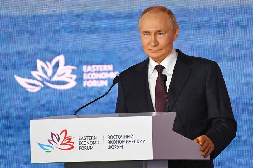 Президент РФ Владимир Путин во время пленарного заседания Восточного экономического форума - 2025