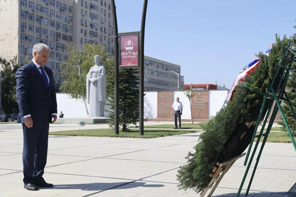 Вячеслав Володин возложил цветы у вечного огня в Краснодаре Фото: t.me/kondratyevvi