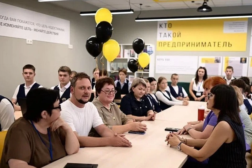 В школе Мариуполя открыли класс для юных предпринимателей. Фото: АГО Мариуполь