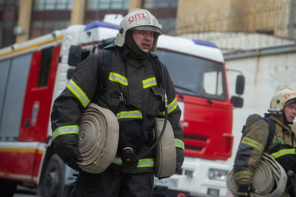 В борьбе с огнем и спасении людей было задействовано 148 специалистов.
