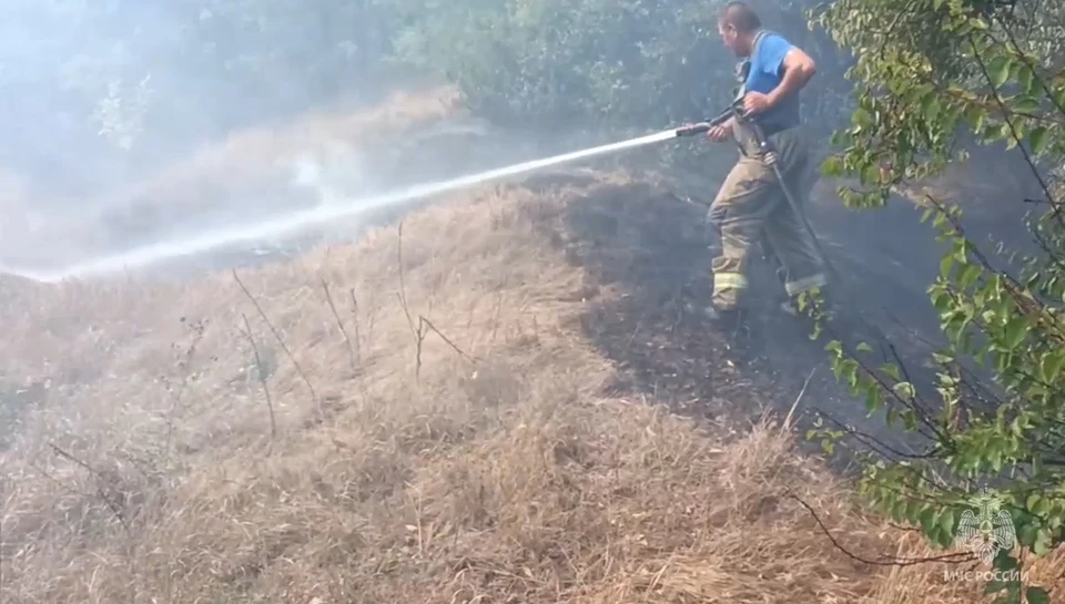 Помогают пожарным волонтеры. Фото: Видео t.me/crimea_mchs
