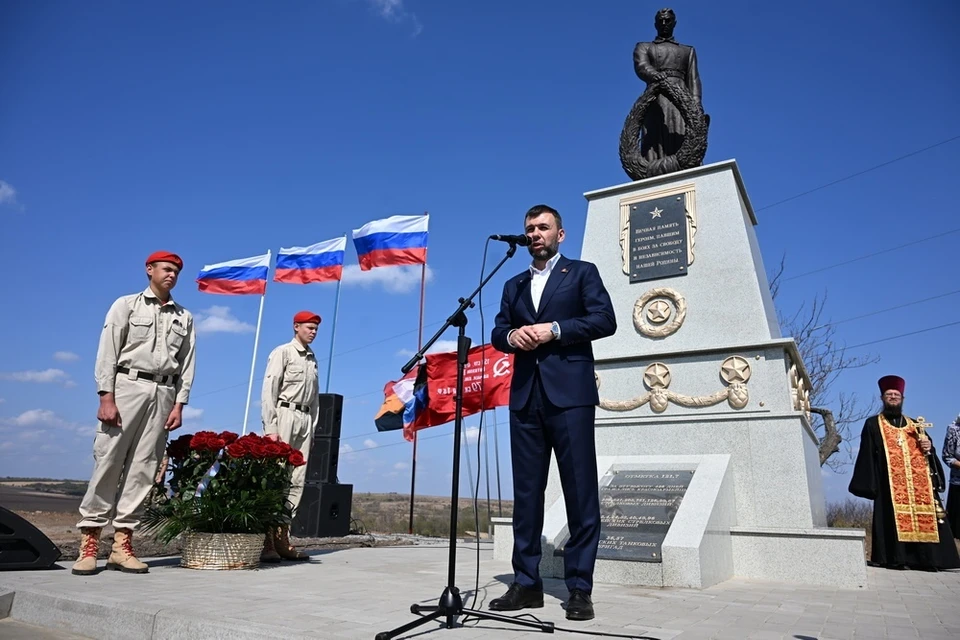 Восстановленный монумент советским воинам на Мазютином бугре в Дмитровке открыли в День освобождения Донбасса. Фото: сайт Главы ДНР