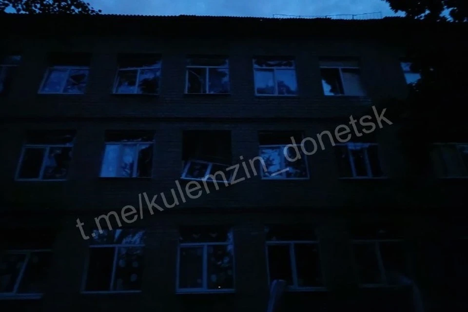 Последствия вражеского удара БПЛА ВСУ по школе в Куйбышевском районе Донецка. Фото: ТГ/Кулемзин