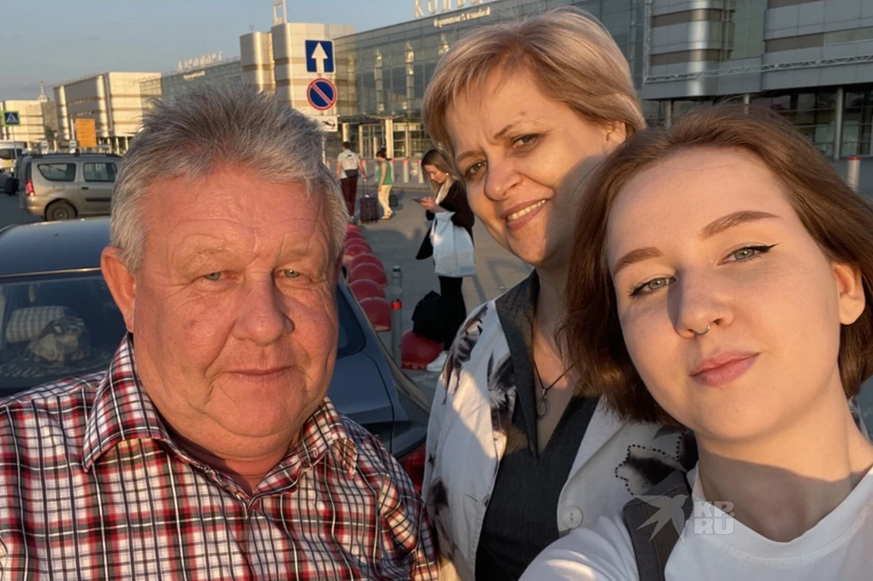 Андрея поддерживают его жена и дочь. Фото: предоставила дочь Андрея