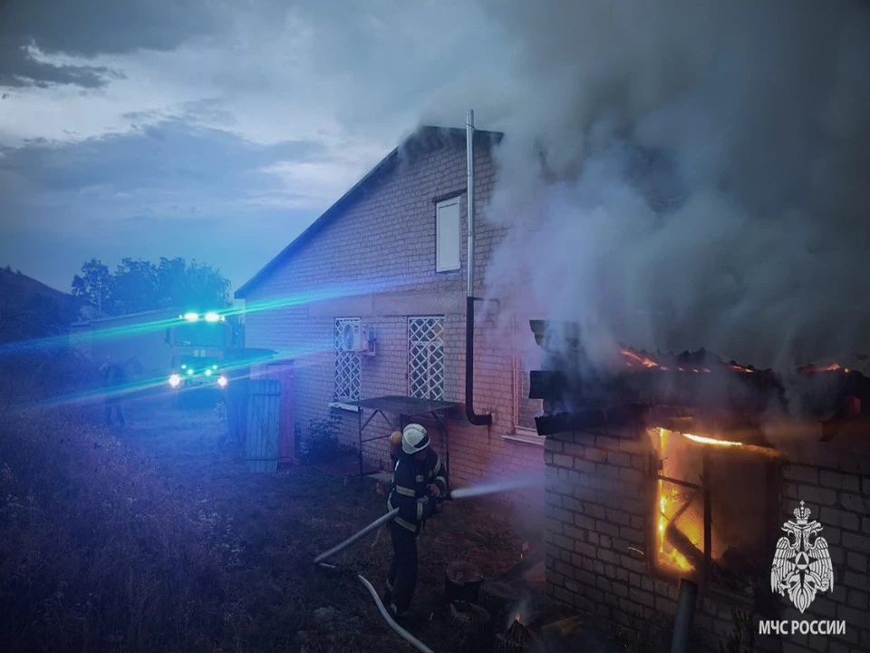 От огня пострадала крыша здания. ФОТО: МЧС России