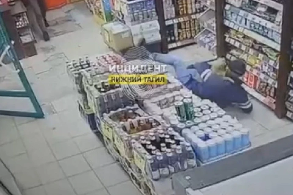 В Нижнем Тагиле пьяный посетитель устроил дебош в магазине. Фото: скриншот видео