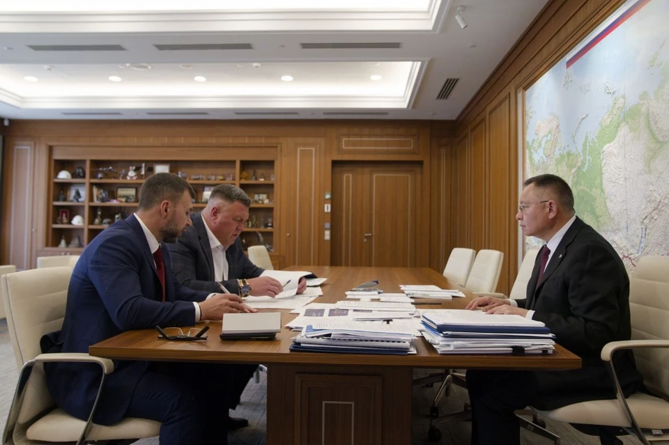 Министр строительства и ЖКХ РФ Ирек Файзуллин провел рабочую встречу c Главой ДНР Денисом Пушилиным. Фото: Минстрой России