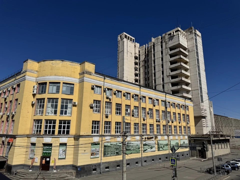 Здание долго стояло без дела и разрушалось.