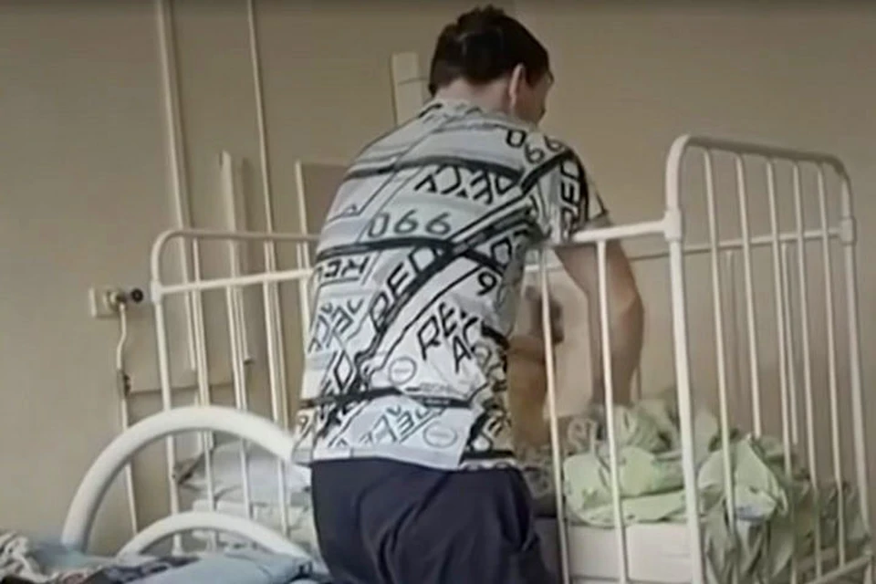 Соседка по палате засняла, как отец грубо обращается с ребенком. Фото: принтскрин передачи "Мужское Женское".Первый канал.