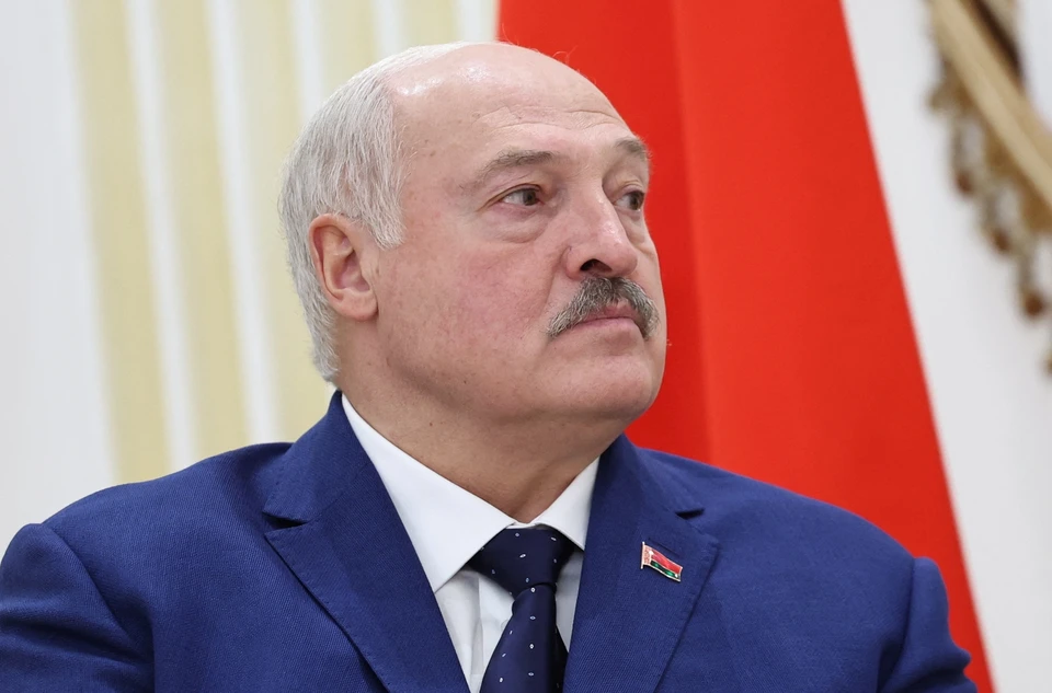 Дональд Трамп подарил Александру Лукашенко золотые запонки с Белым домом