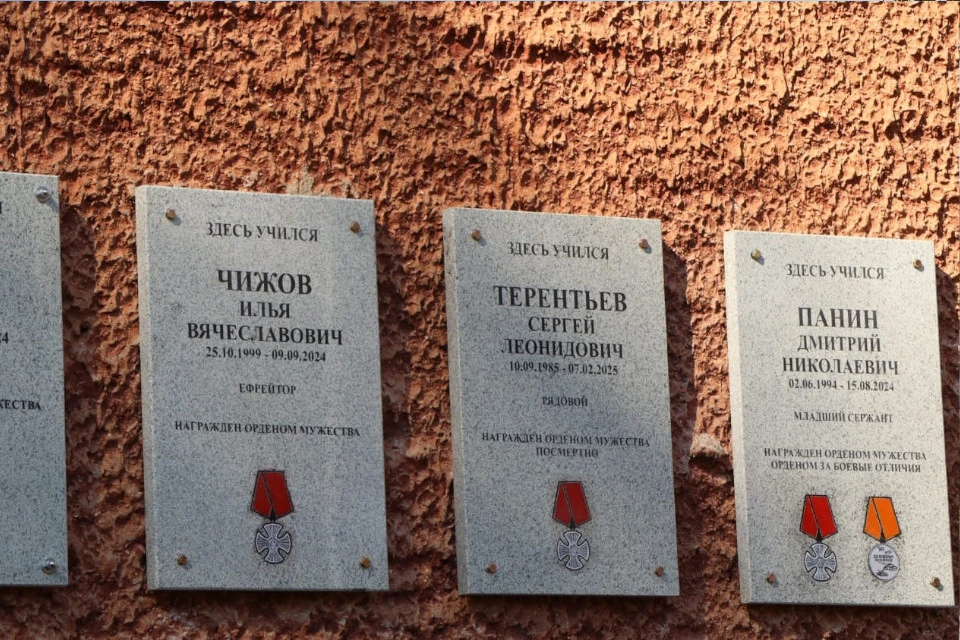 Все трое - выпускники Становской средней и Зайцевской основной школ. Фото: VK/Роман Крылов