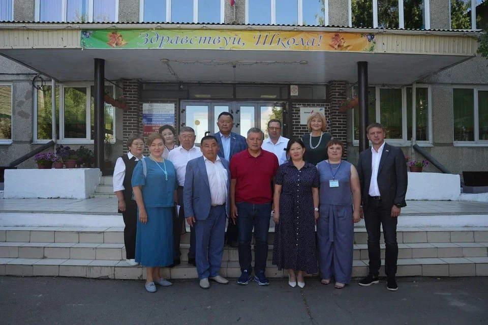Глава региона оценил готовность школы в поселке Кутулик. Фото: Пресс-служба правительства Иркутской области