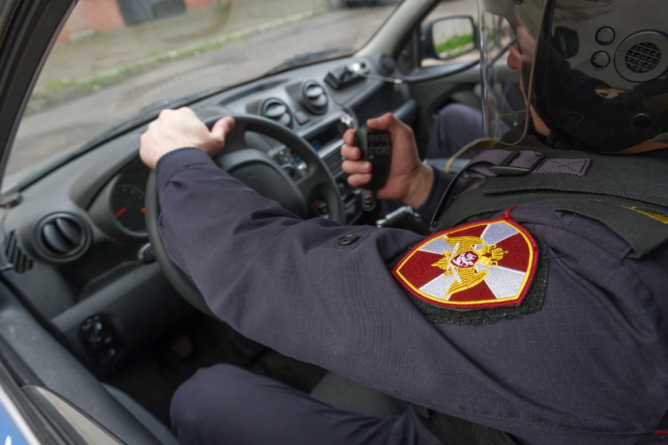 Напавшего доставили в отдел полиции.