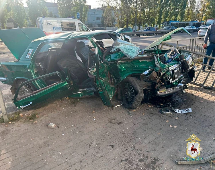 Porsche Cayenne протаранил «Волгу» и влетел в остановку в Нижнем Новгороде: Один человек погиб, трое ранены