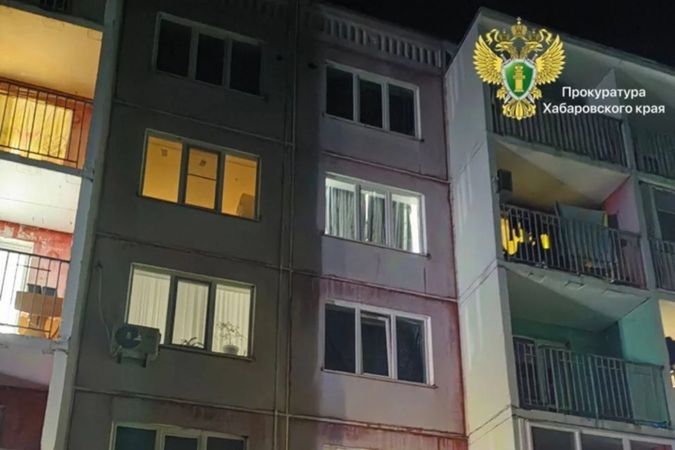 Девочка выпала из окна квартиры на четвертом этаже