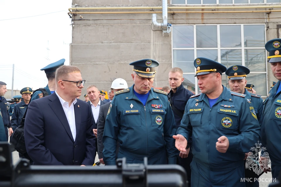 Александру Куренкову показали пожарную машину-танк Фото: МЧС России