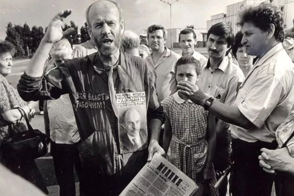 Человек-плакат на Центральной площади. Первая половина 1990-х годов. Фото: Музей Ижевска, goskatalog.ru