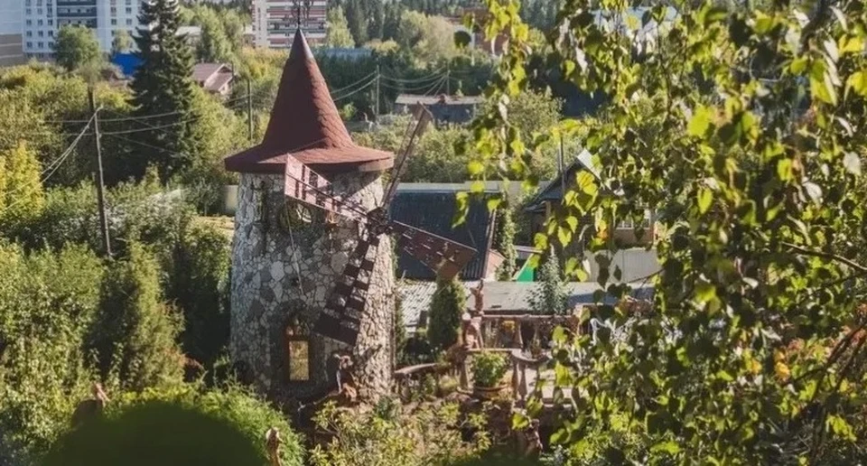 Мельница, часть построек замка. Фото: Данил Иванов.