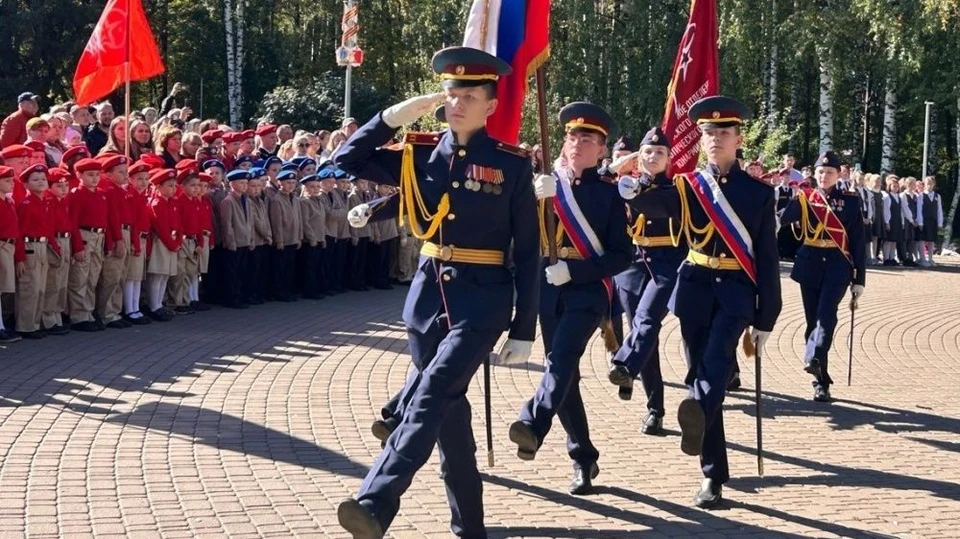 Почетные гости, преподаватели и родители вручили юным патриотам значки Юнармии, символизирующие их вступление в это массовое детское движение. Фото: правительство Кировской области