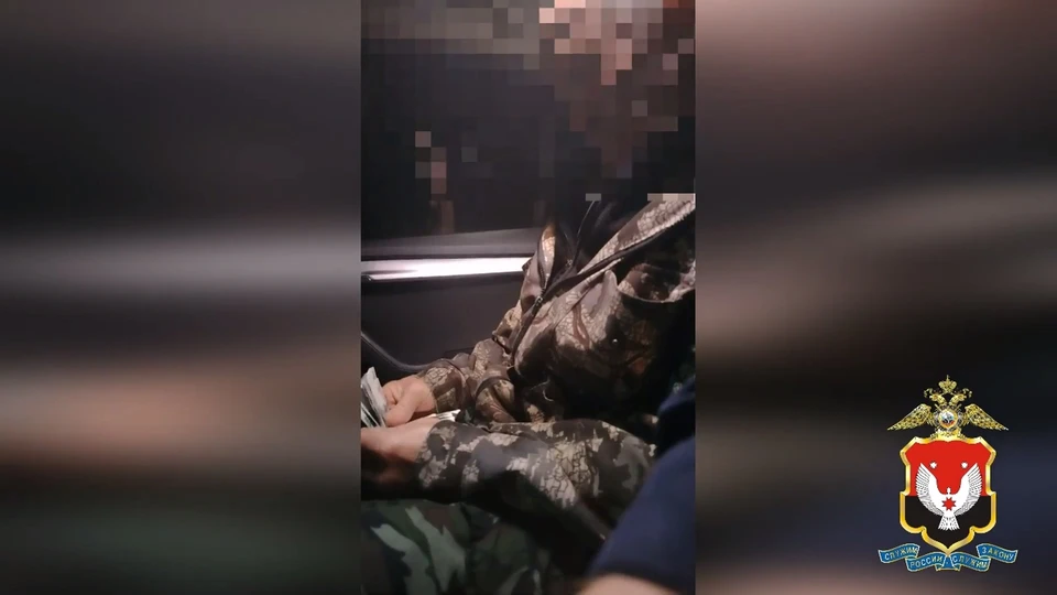 Нарушитель предложил сотрудникам полиции взятку. Фото: скриншот видео МВД Удмуртии