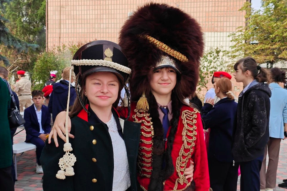 Дети с удовольствием примеряли костюмы времен 1812 года